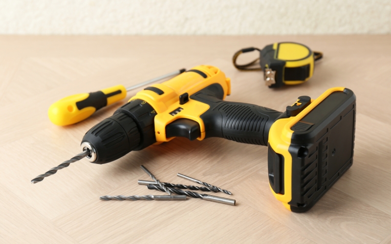 Chuẩn bị dụng cụ lắp đặt khóa