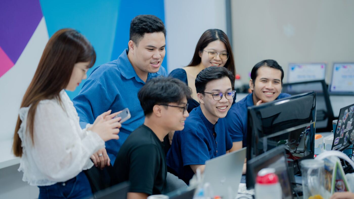 Đội ngũ MONA cùng xem màn hình, trao đổi tiến độ dự án